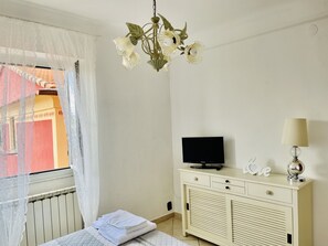 2 habitaciones, tabla de planchar con plancha y cuna de viaje 