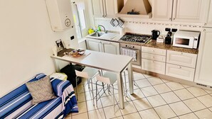 Kaffetrakter/tekoker, kjøleskap, mikrobølgeovn og ovn