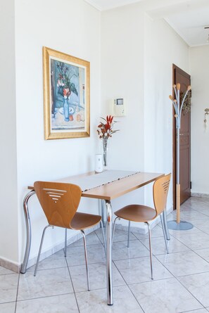 In-room dining - Cozy penthouse in Athens w amazing view (Zografos)