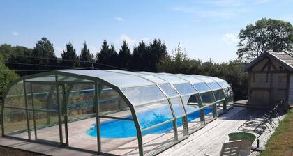 Cabane apache 4 places dans un domaine avec piscine couverte