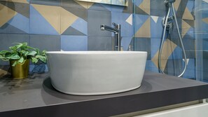 Comfort-Vierbettzimmer | Badezimmer | Dusche, Haartrockner, Bidet, Handtücher