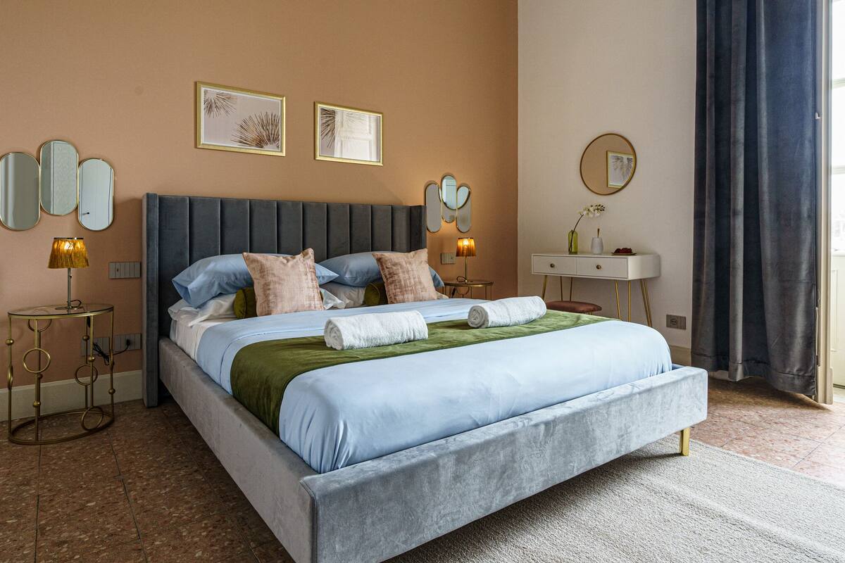 Comfort kamer, 1 twee- of 2 eenpersoonsbedden | Een strijkplank/strijkijzer, gratis wifi, beddengoed