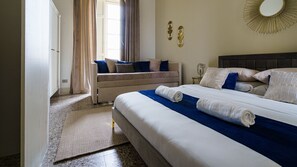 Design-Vierbettzimmer | Bügeleisen/Bügelbrett, kostenloses WLAN, Bettwäsche