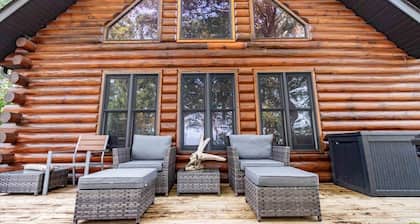 BEAUTIFUL LOG HOME ON THE WESTERN SHORES OF LAKE PETENWELL