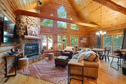 BEAUTIFUL LOG HOME ON THE WESTERN SHORES OF LAKE PETENWELL