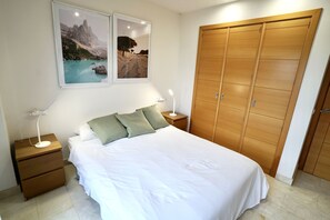 3 bedrooms, free WiFi, bed sheets - House in Urb. Novo 5 minutes from the beach with Padel Court (chiclana)