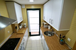 Køleskab, mikrobølgeovn, ovn, kogeplade