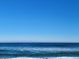 Ubicación cercana a la playa y arena blanca
