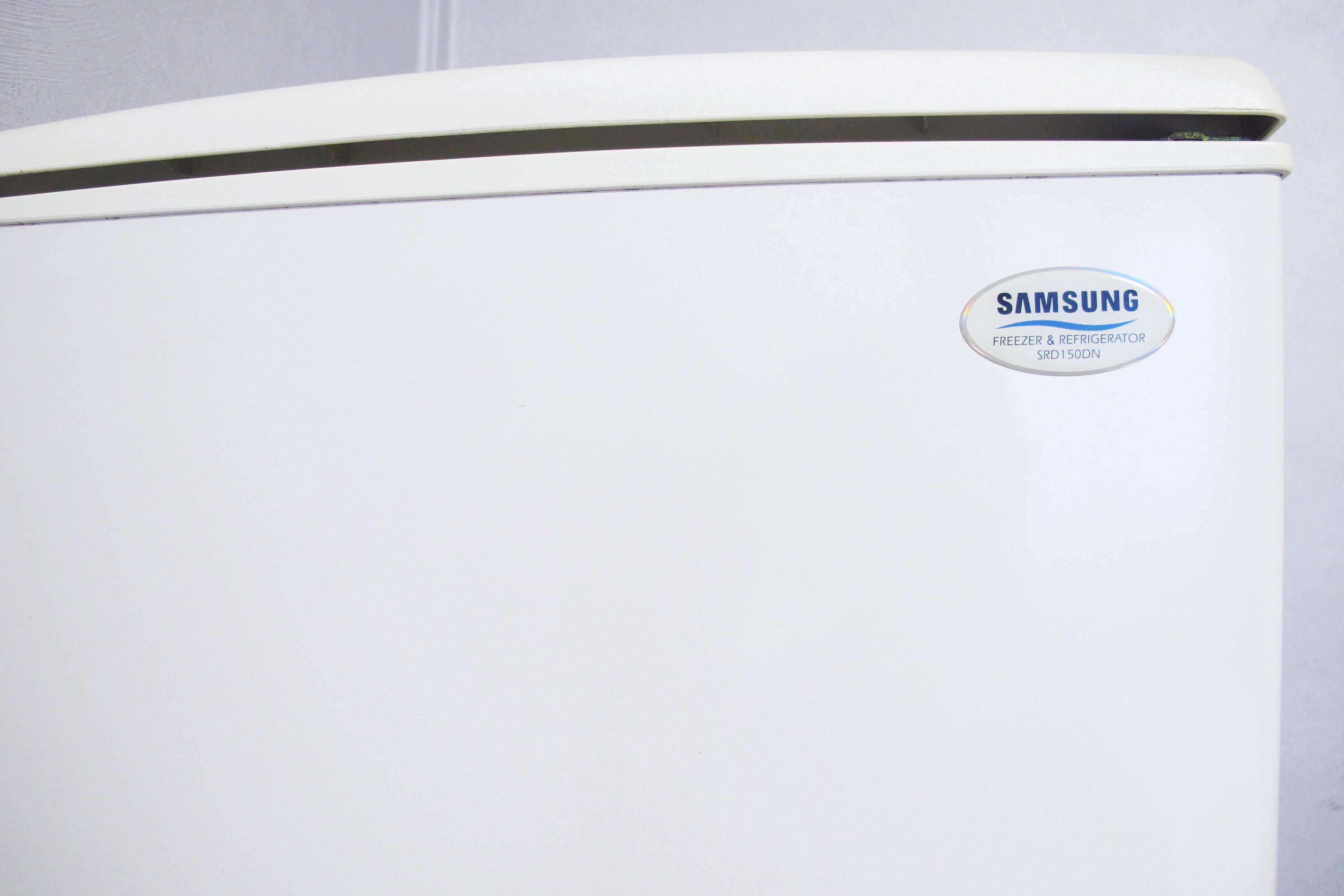 Un refrigerador congelador blanco de Samsung, con el logotipo de la marca visible.