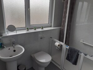 Apartment, Multiple Beds | Bathroom | Shower, hair dryer, towels