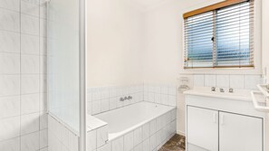 Tina, secadora de cabello, toallas 