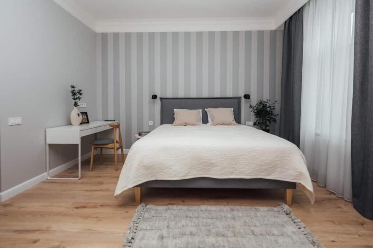 Luxe beddengoed, een minibar, verduisterende gordijnen