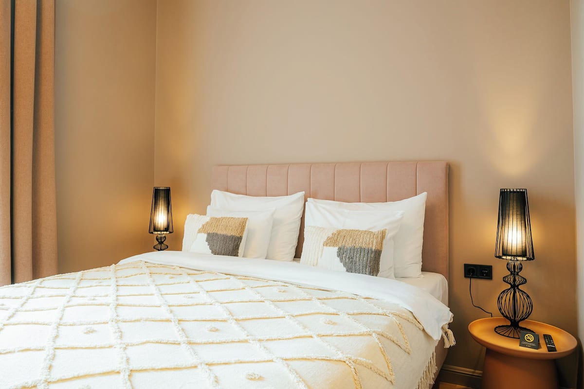 Klassieke tweepersoonskamer | Luxe beddengoed, een minibar, verduisterende gordijnen