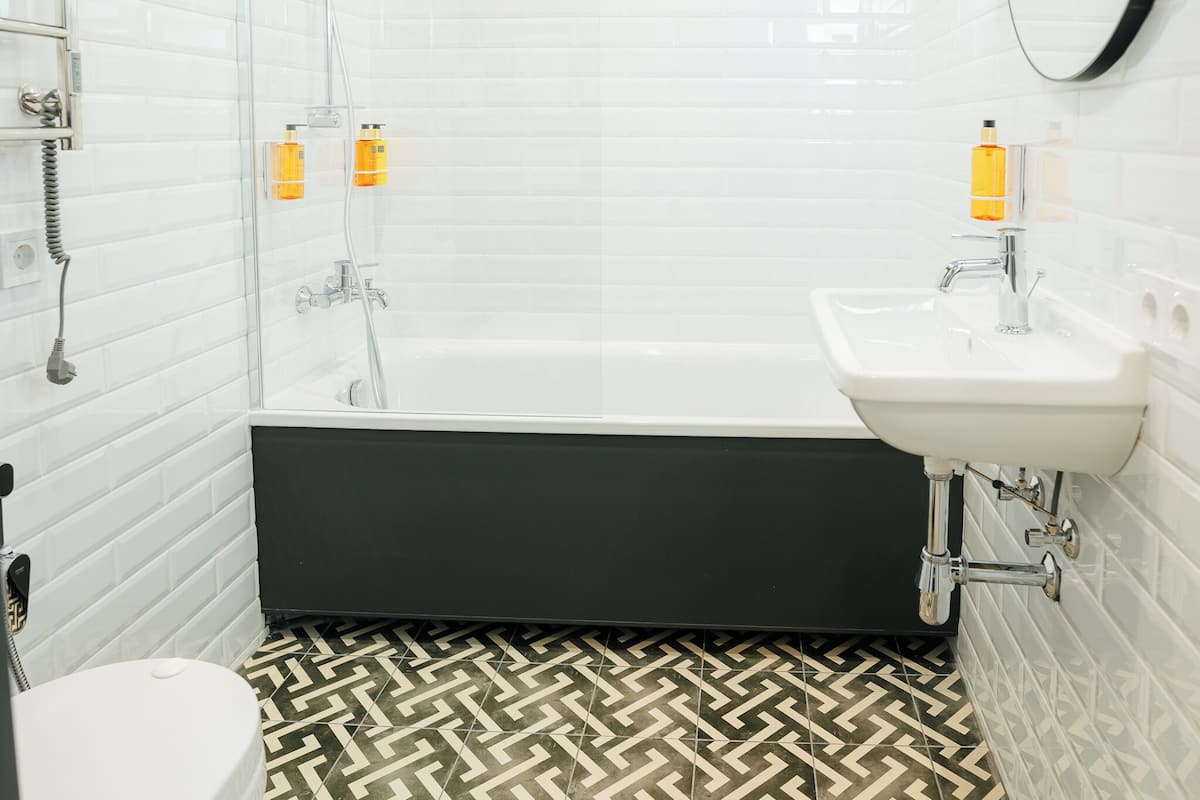 Gratis toiletartikelen, een haardroger, een bidet, handdoeken