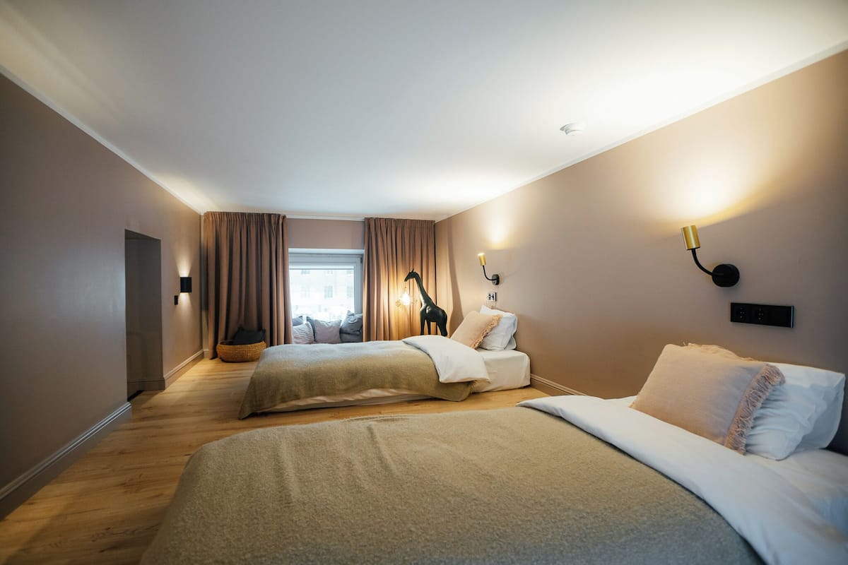 Deluxe suite | Luxe beddengoed, een minibar, verduisterende gordijnen