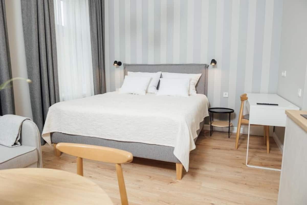 Superior appartement | Luxe beddengoed, een minibar, verduisterende gordijnen