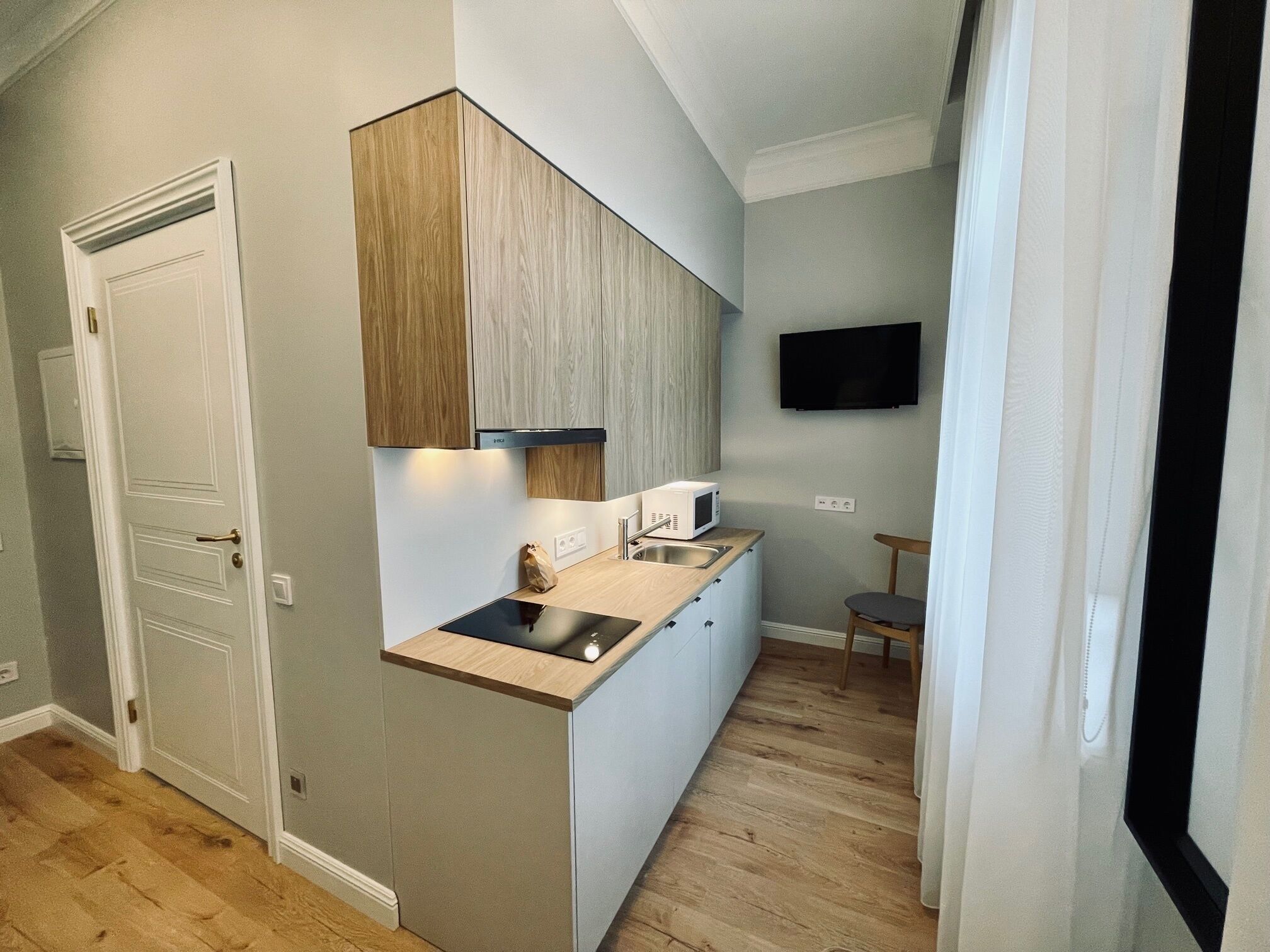 Private kitchen | Mini-fridge, microwave, stovetop, coffee/tea maker