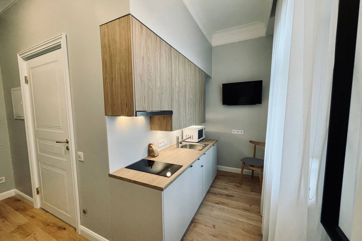 Private kitchen | Mini-fridge, microwave, stovetop, coffee/tea maker