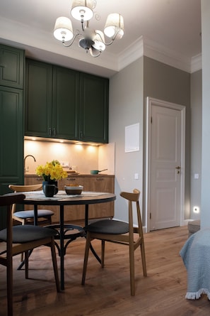 Mini-fridge, microwave, stovetop, coffee/tea maker - aparthotel Amella (Riga)