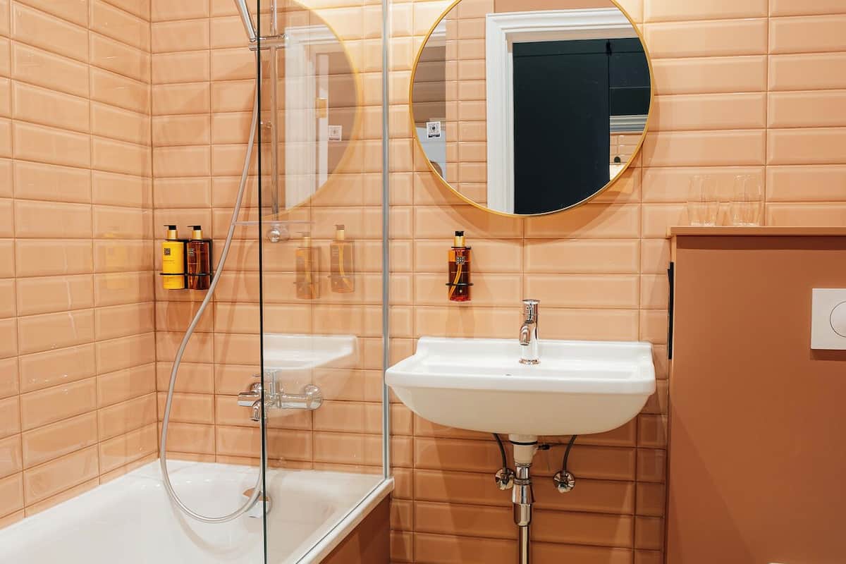 Klassieke Twin kamer | Badkamer | Gratis toiletartikelen, een haardroger, een bidet, handdoeken
