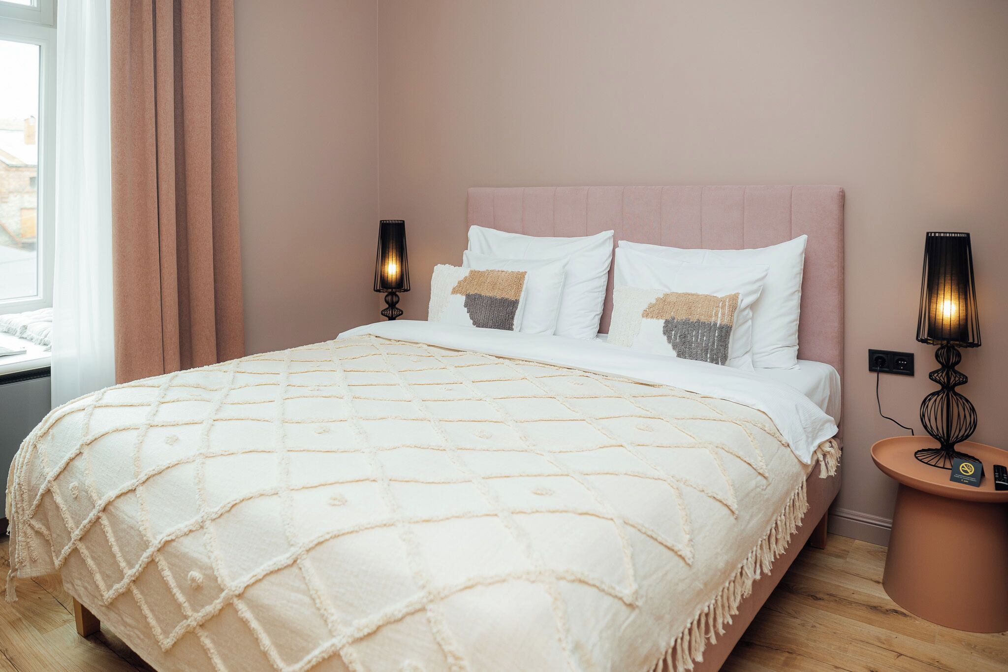 Ropa de cama de alta calidad, minibar y cortinas blackout 