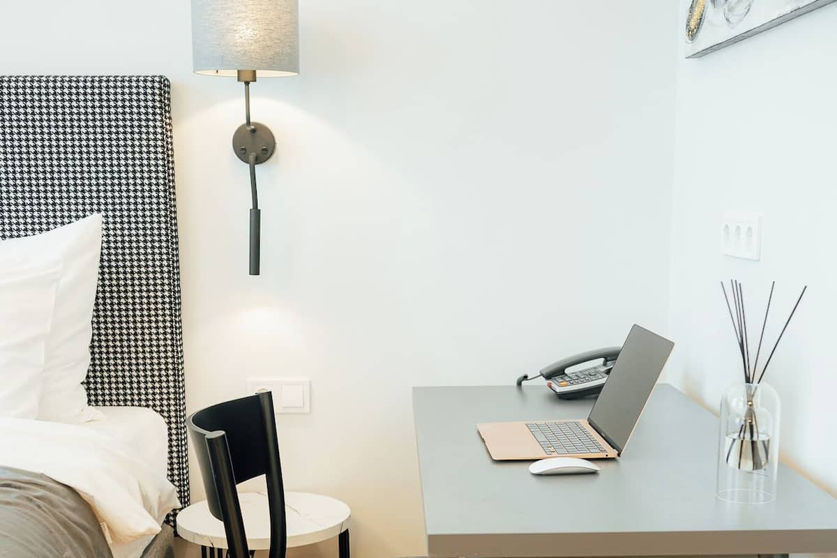 Luxe beddengoed, een minibar, verduisterende gordijnen