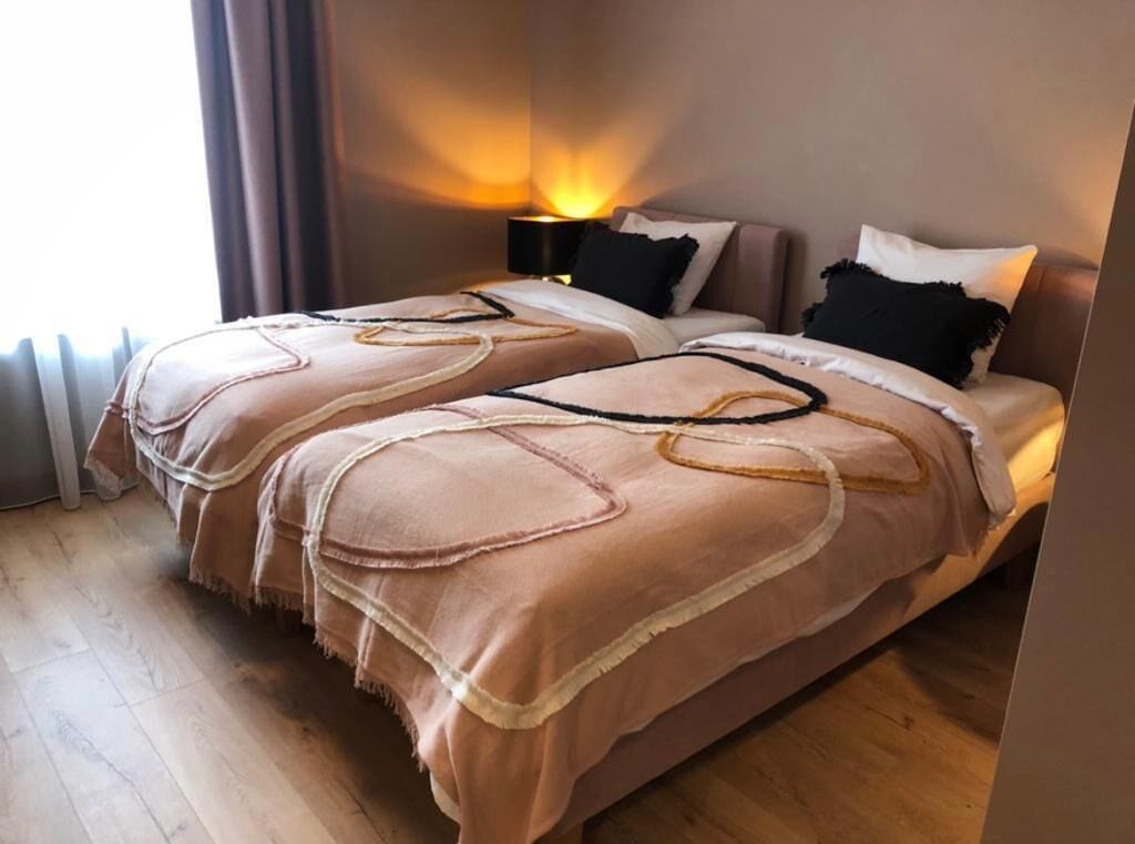 Ropa de cama de alta calidad, minibar y cortinas blackout 