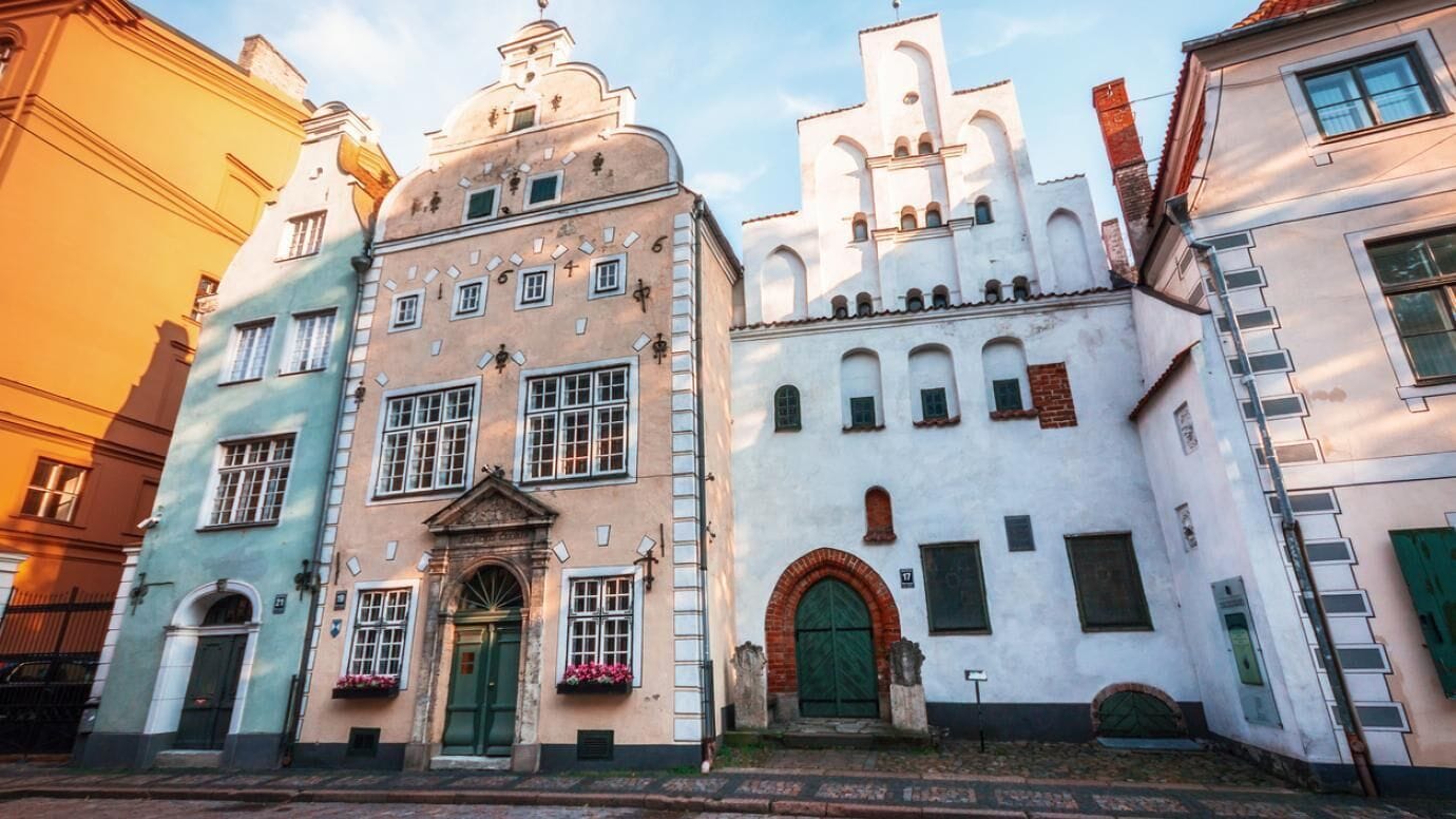 Un edificio histórico con entrada central, ventanas en arco y fachada decorativa.