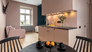 Una cocina moderna con comedor, sofá y ventana con vistas.