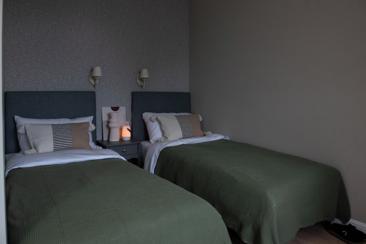 Luxe beddengoed, een minibar, verduisterende gordijnen