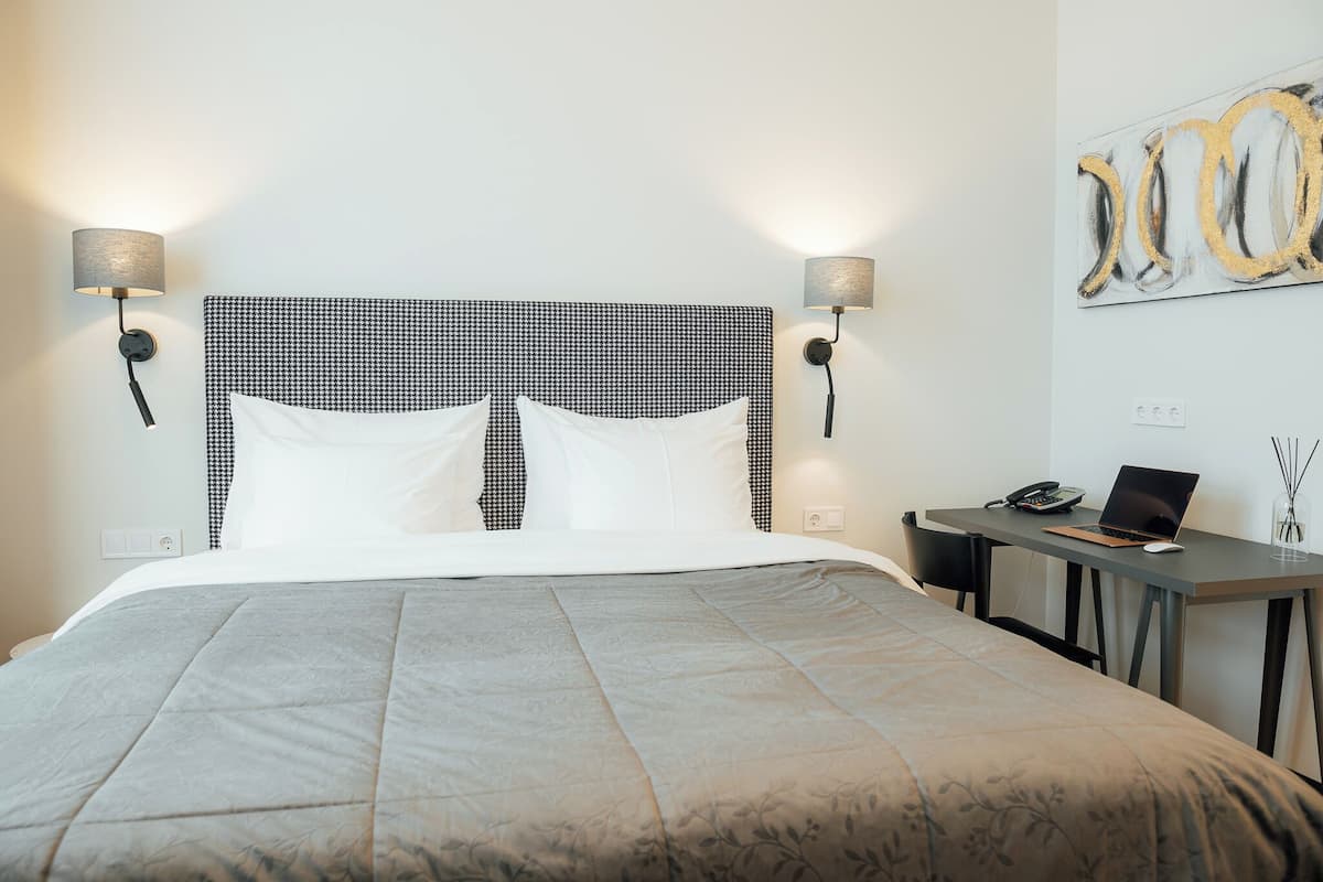 Luxe beddengoed, een minibar, verduisterende gordijnen