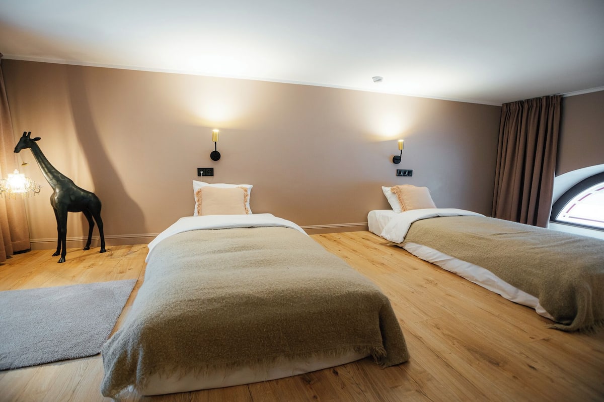 Deluxe suite | Luxe beddengoed, een minibar, verduisterende gordijnen