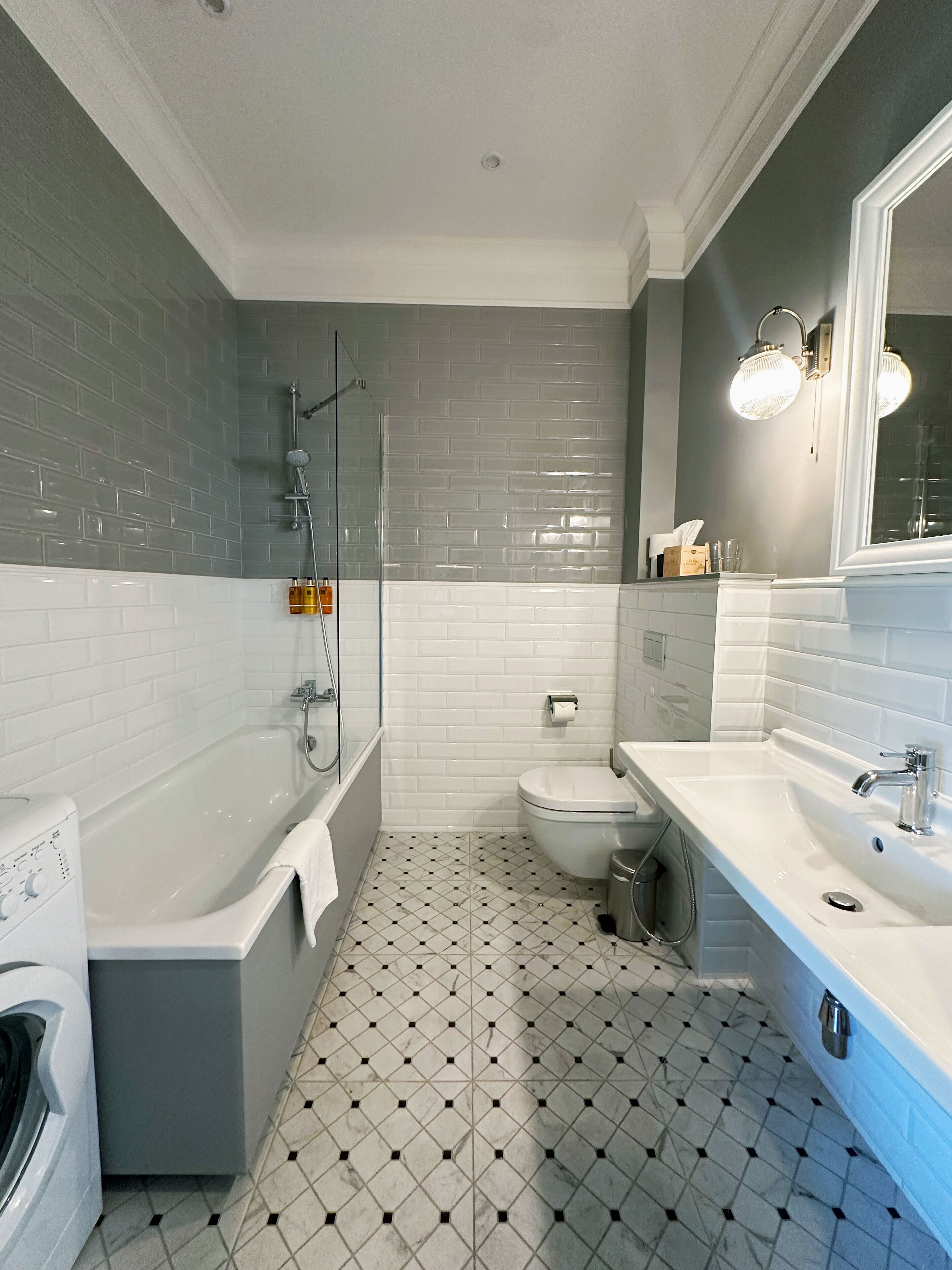 Un baño moderno con bañera, inodoro y lavamanos.