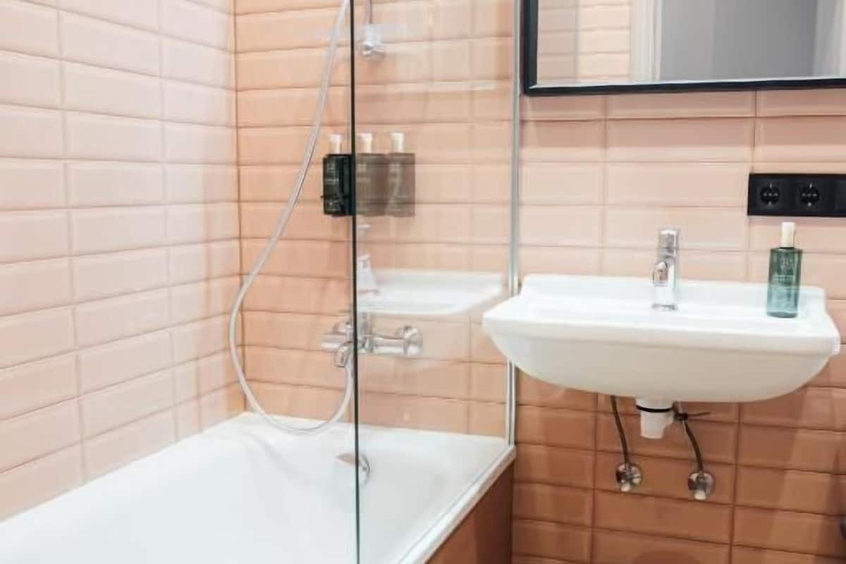 Superior tweepersoonskamer | Badkamer | Gratis toiletartikelen, een haardroger, een bidet, handdoeken