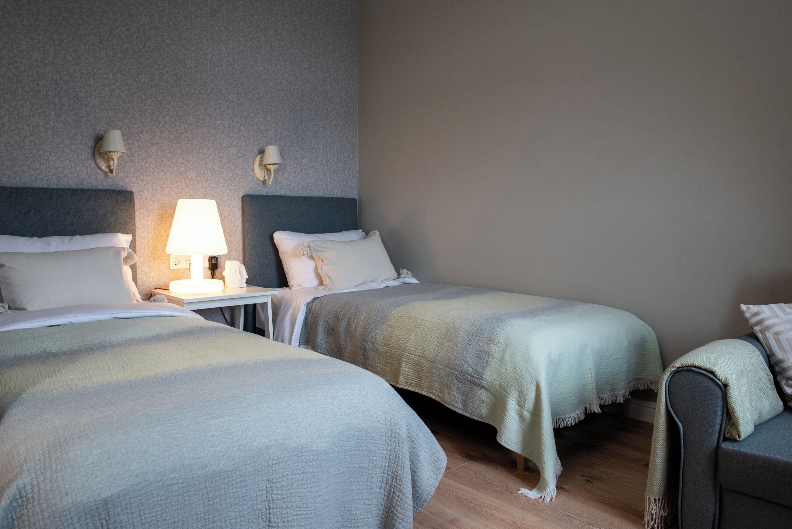 Ropa de cama de alta calidad, minibar y cortinas blackout 