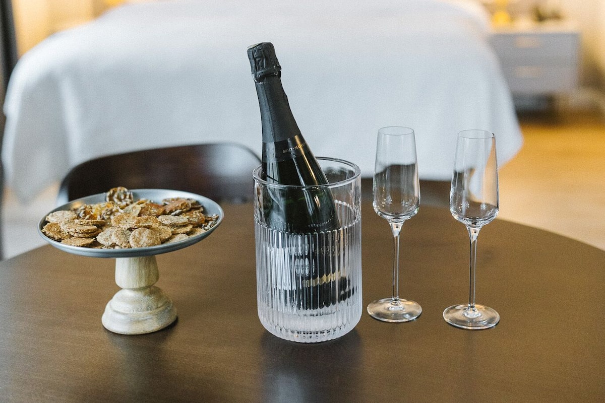 Executive studio suite | Luxe beddengoed, een minibar, verduisterende gordijnen