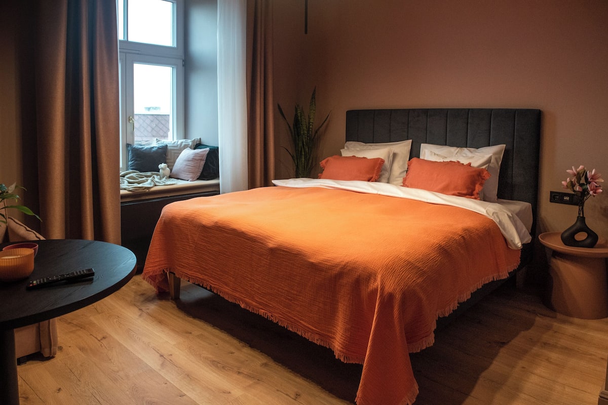 Klassieke tweepersoonskamer | Luxe beddengoed, een minibar, verduisterende gordijnen