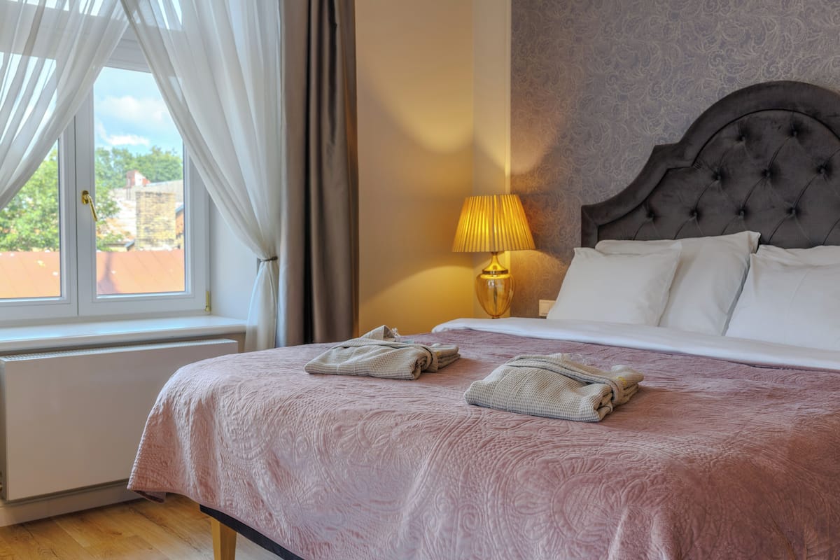 Executive studio suite | Luxe beddengoed, een minibar, verduisterende gordijnen