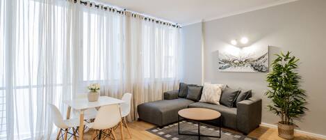 Apartment (2 Bedrooms) | Wohnbereich | 27-Zoll-LCD-Fernseher mit Digitalempfang, Fernseher, Netflix