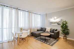 Appartement (2 Bedrooms) | Coin séjour | Télévision LCD de 27 pouces avec chaînes numériques, télévision, Netflix