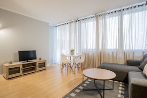 LĂ€genhet (2 Bedrooms) | Vardagsrum | 27-tums LCD-tv med digitalkanaler, tv och Netflix