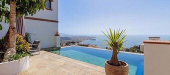 Villa Tropical with private heated pool