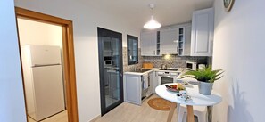 Jääkaappi, mikroaaltouuni, uuni, liesi