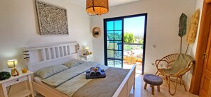 3 makuuhuonetta, tallelokero huoneessa, silitysrauta/-lauta