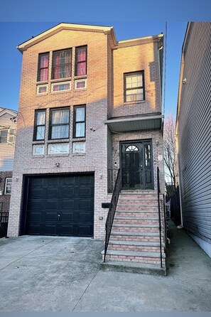 Exterior - Luxury 2 bedroom near EWR/NYC /downtown Newark (Newark)