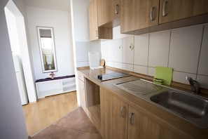 Refrigerador, cafetera/tetera, tetera/pava eléctrica, mesa de comedor