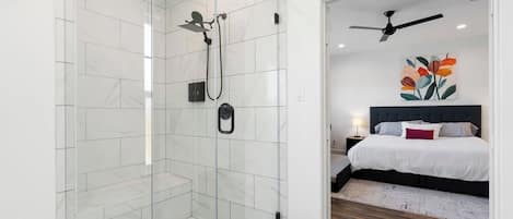 Ensemble baignoire-douche, séchoir à cheveux, serviettes fournies, savon