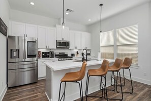 Fridge, microwave, oven, stovetop - Luxe Home - Modern Retreat, 1 Exit from Downtown (Houston)