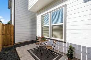 Outdoor dining - Luxe Home - Modern Retreat, 1 Exit from Downtown (Houston)