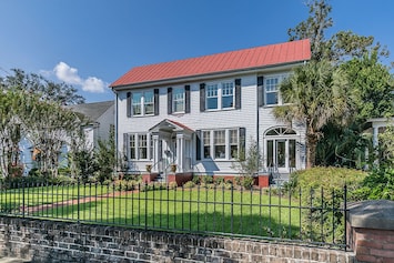 Image of Historic Home Overlooking the Beaufort River Located on Bay St - Sleeps 10